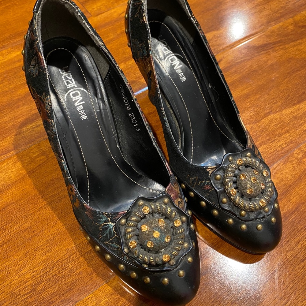 Vintage style heels